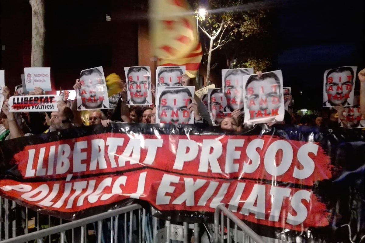 Manifestants prop del míting de Pedro Sánchez a Viladecans.