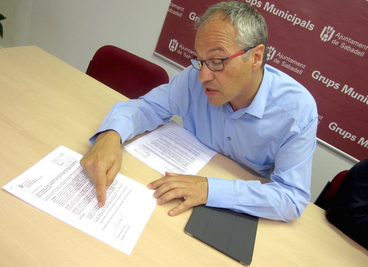 Carles Rossinyol ensenyant la resposta del govern de Sabadell