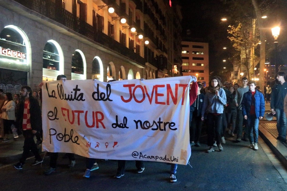 Els joves de l'acampada universitària, manifestant-se per Barcelona