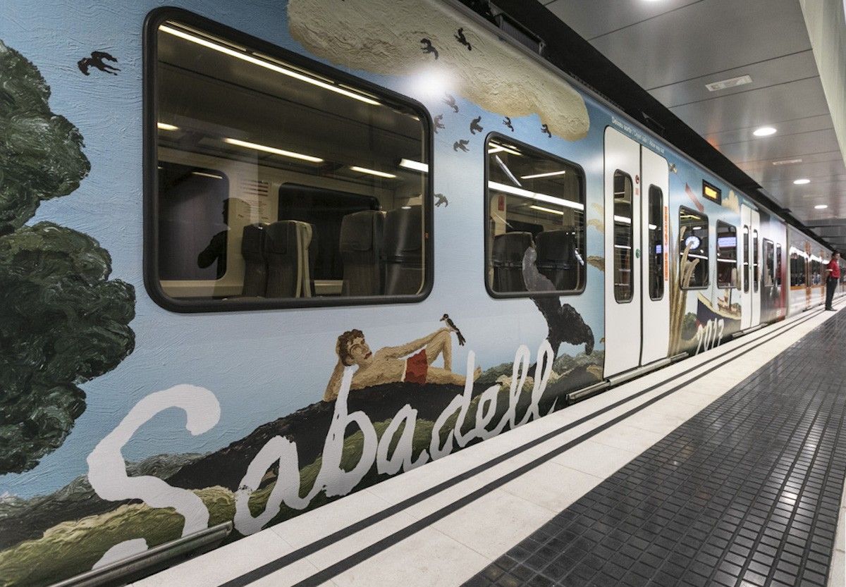 Un tren dels FGC amb el nom de Sabadell al cantó