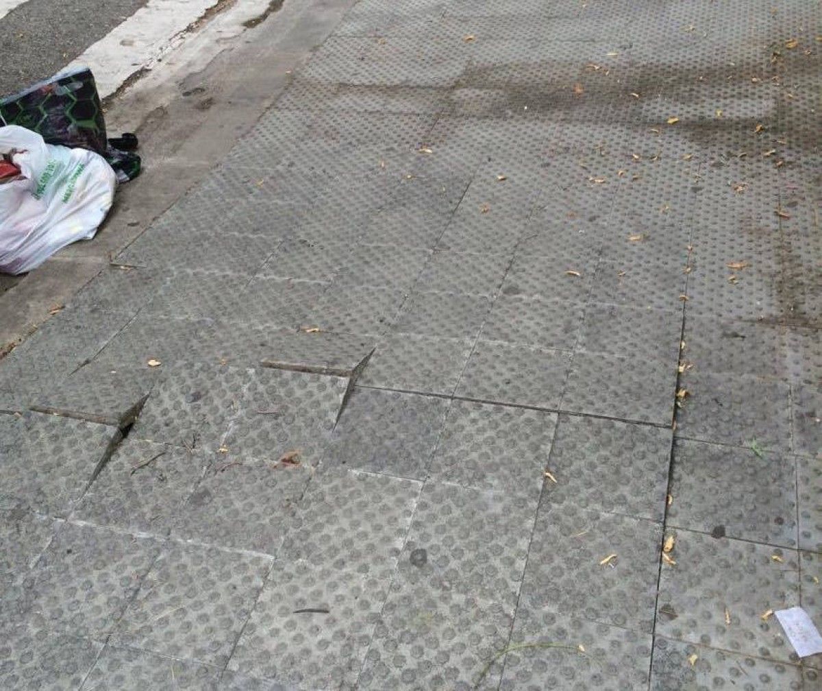 Rajoles aixecades al carrer Abat Escarré de Sabadell.