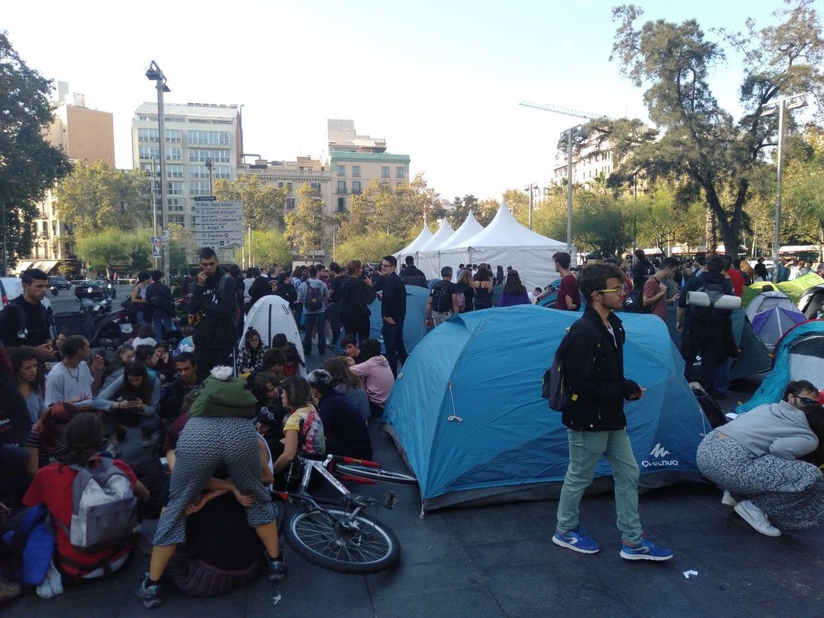 Més de 50 tendes de campanya a l'inici de convocatòria d'acampada indefinida