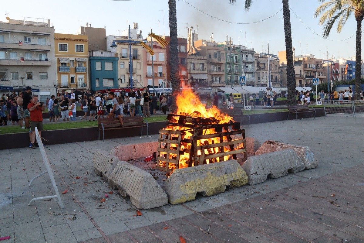 La primera foguera encesa per la revetlla de Sant Joan a Tarragona