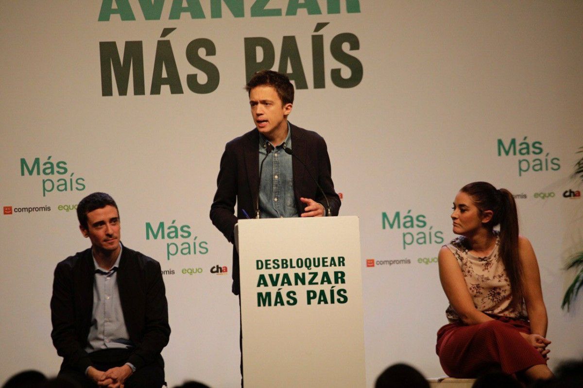 El líder de Més País, Íñigo Errejón; amb el candidat per Barcelona, Juanan Geraldes i la dirigent de Compromís Mireia Mollà.