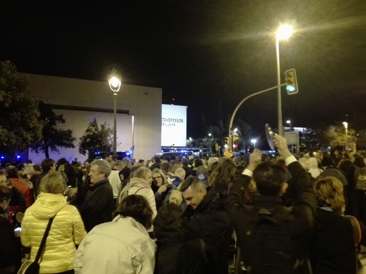Centenars de persones protesten davant el Palau de Congressos de Barcelona