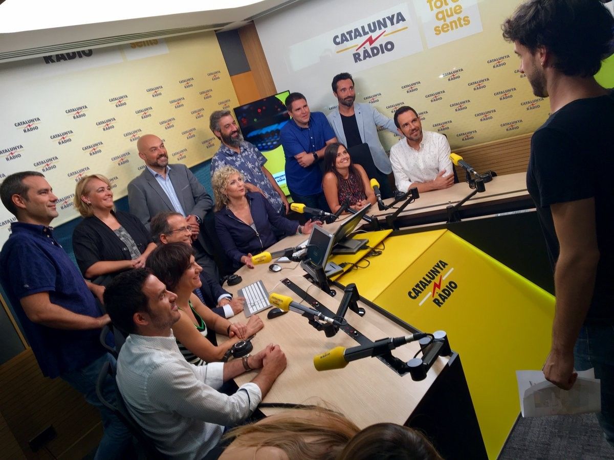 Foto de família a Catalunya Ràdio en el nou Estudi 1