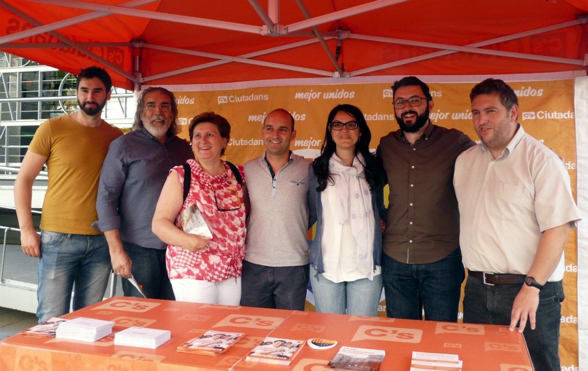 El portaveu de Ciutadans a Sabadell Adrián Hernández, amb els membres del seu equip
