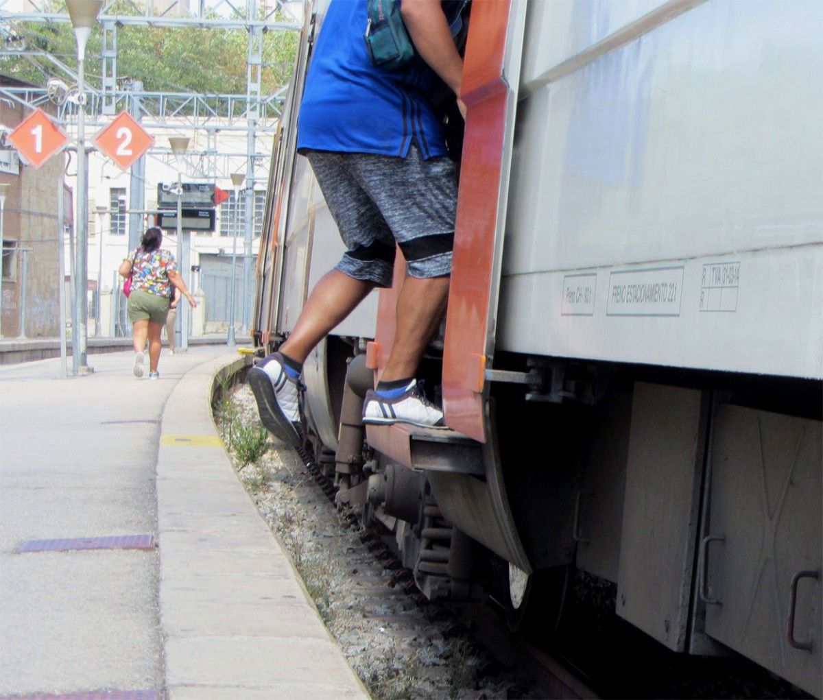 Un usuari salta per accedir al tren a Montcada Bifurcació.