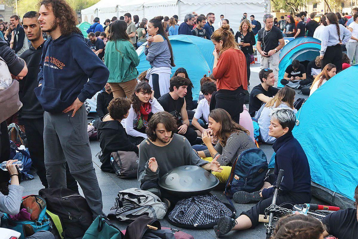 Acampada indefinida d'estudiants a la plaça Universitat