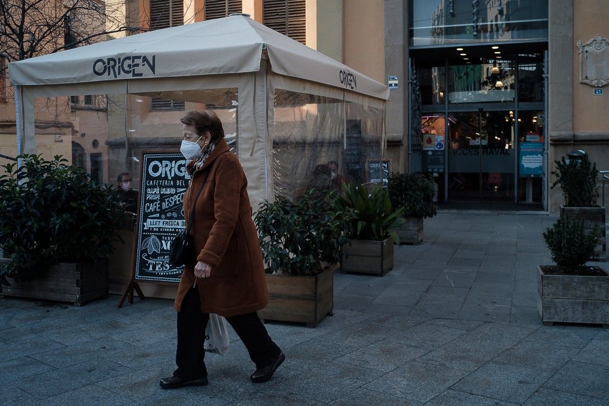 Una dona amb mascareta, a Terrassa.