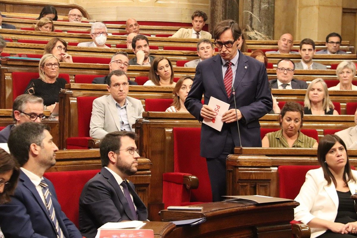 Salvador Illa, al Parlament, davant de Pere Aragonès i Jordi Puigneró