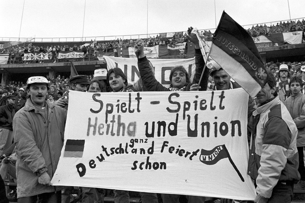 Seguidors de l’Union exhibeixen una pancarta de germanor amb l’Hertha durant el partit disputat de l’11 de novembre de 1989