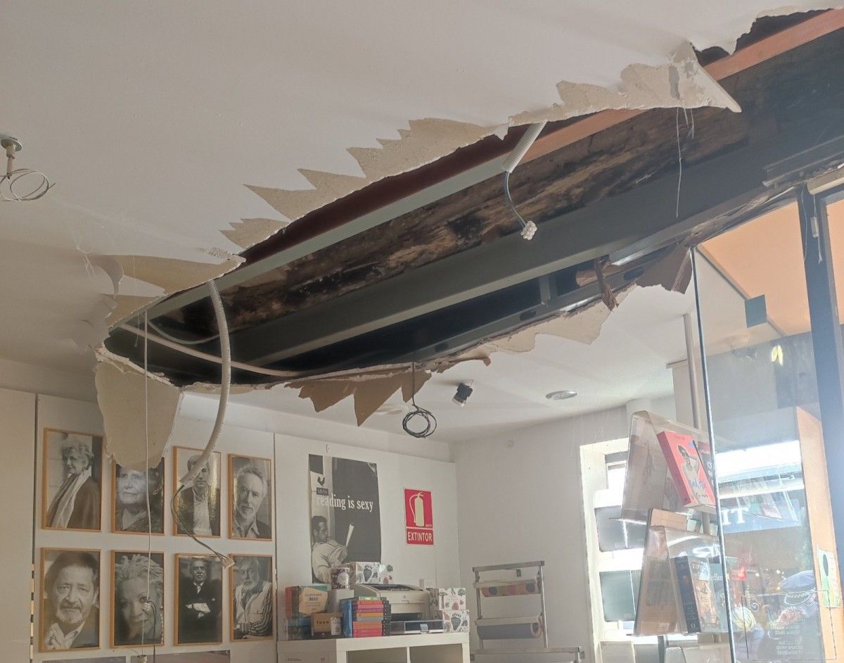 El sostre esfondrat de la llibreria Paideia