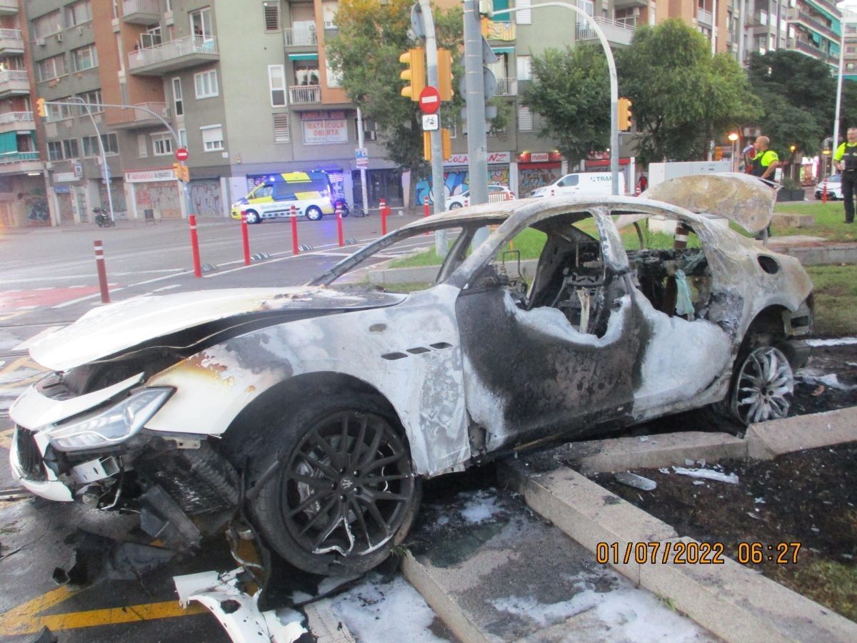 El cotxe dels fets després d'incendiar-se