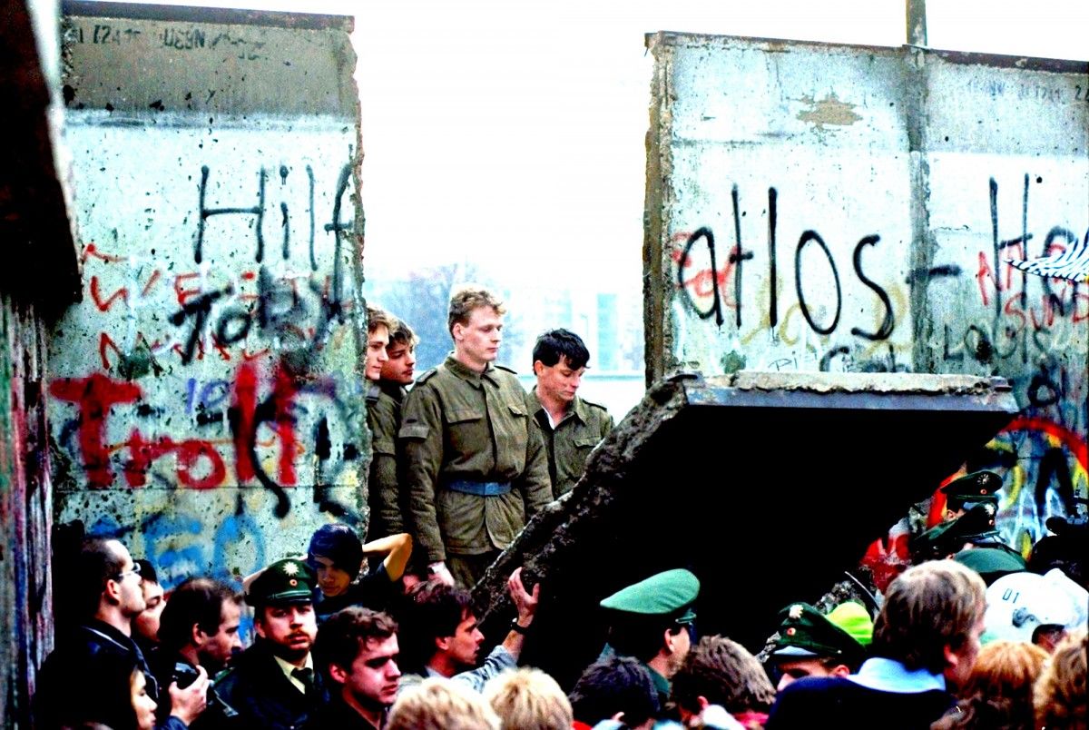 Soldats de la RDA observen la caiguda d'una part del mur.