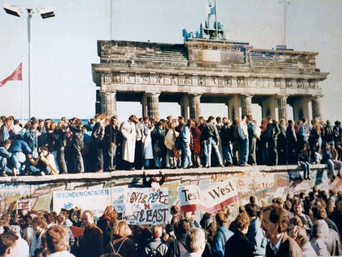 Un moment de la caiguda del règim comunista a Berlín.