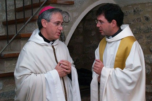 La nova web permet parlar amb en David Compte, rector de Sant Joan (dreta).