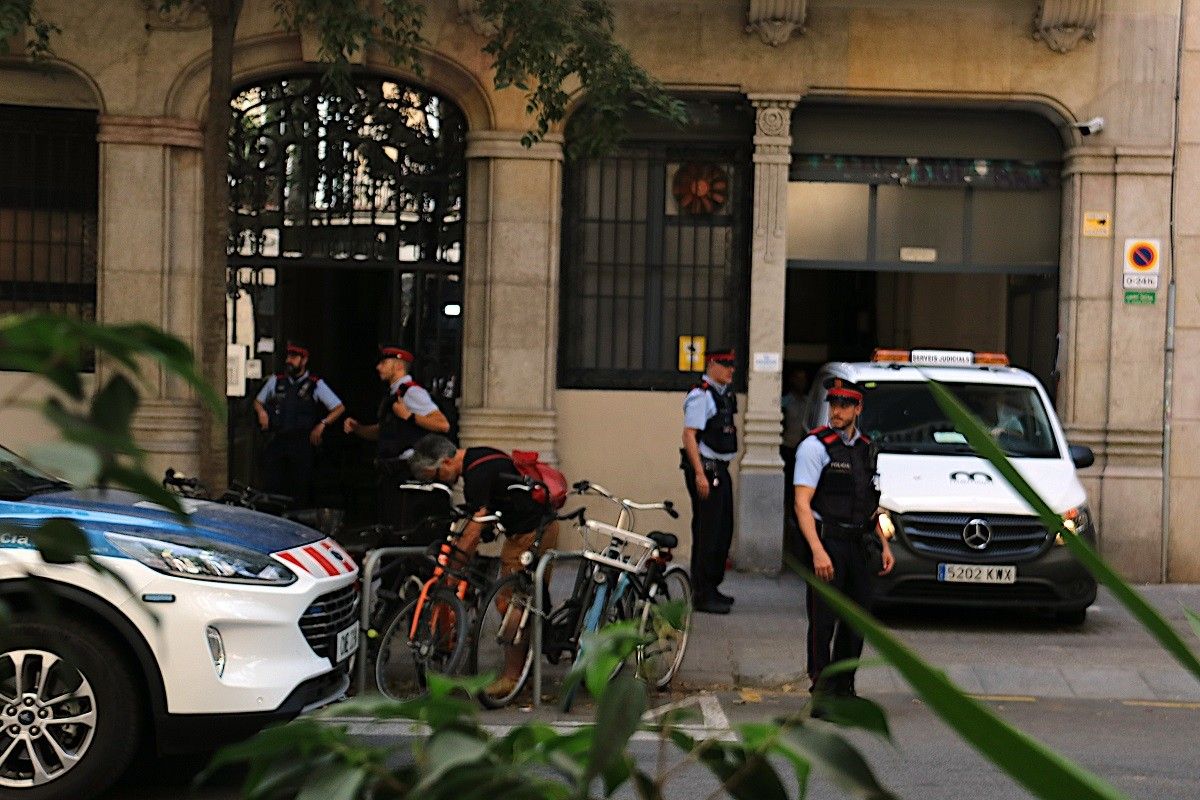 Dispositiu policial al carrer Diputació, on ha mort el nen