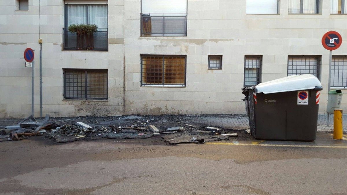 Contenidors cremats al carrer Sant Llorenç