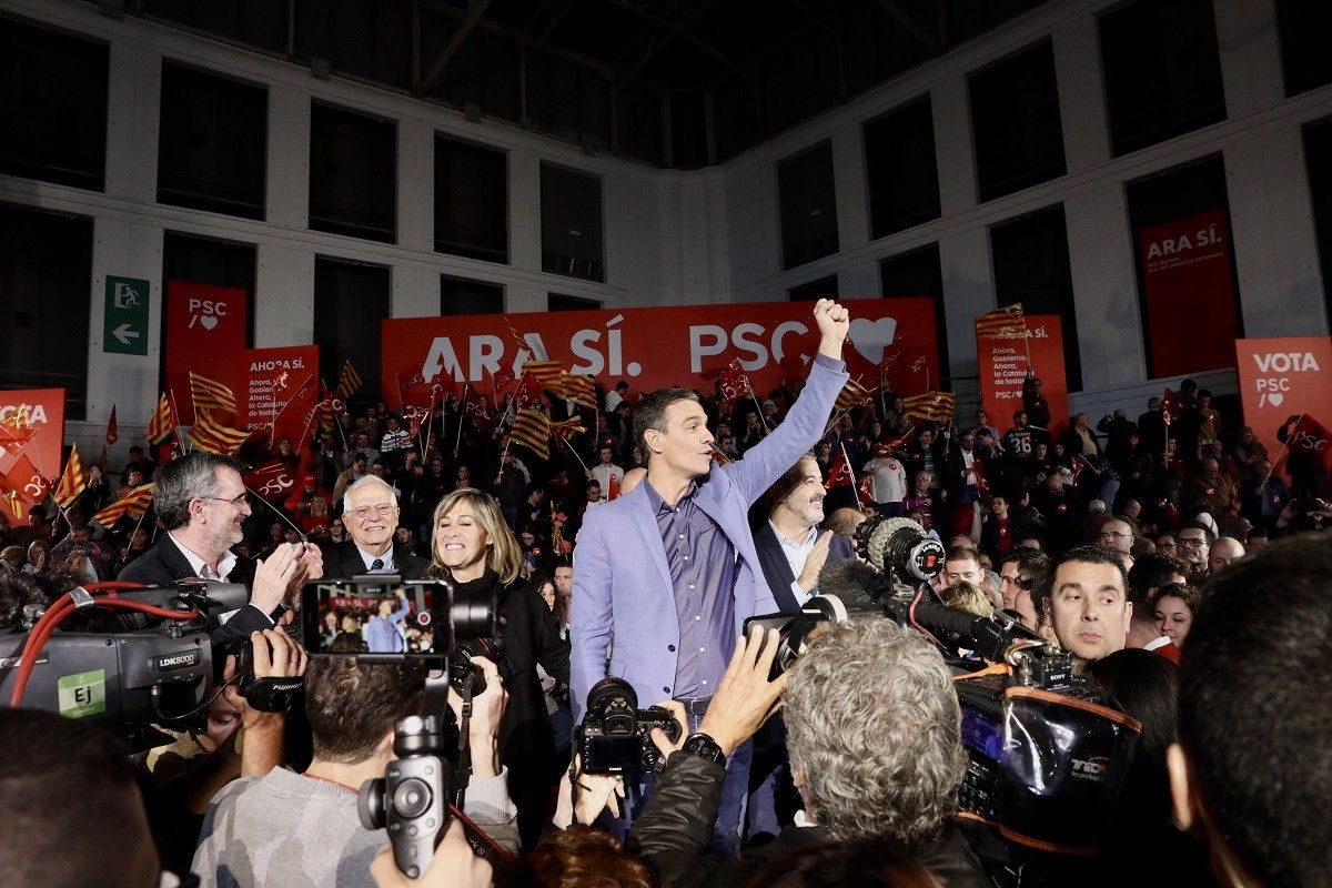 Pedro Sánchez, en el tancament de campanya del PSOE acompanyat de dirigents del PSC
