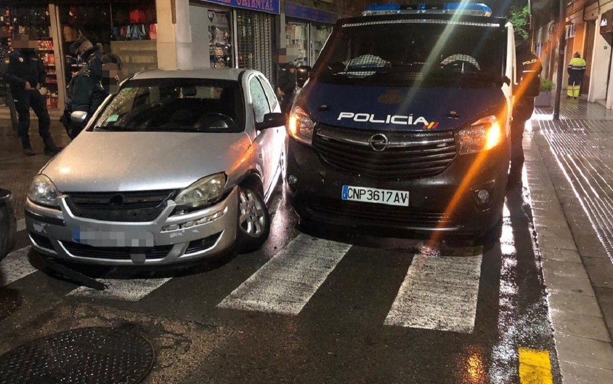 El cotxe i la furgoneta de la policia espanyola que han xocat a Sants.