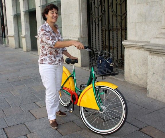Isabel Salamaña, tinenta d'alcalde de Mobilitat i Coordinació Territorial, amb una de les bicicletes del servei Girocleta