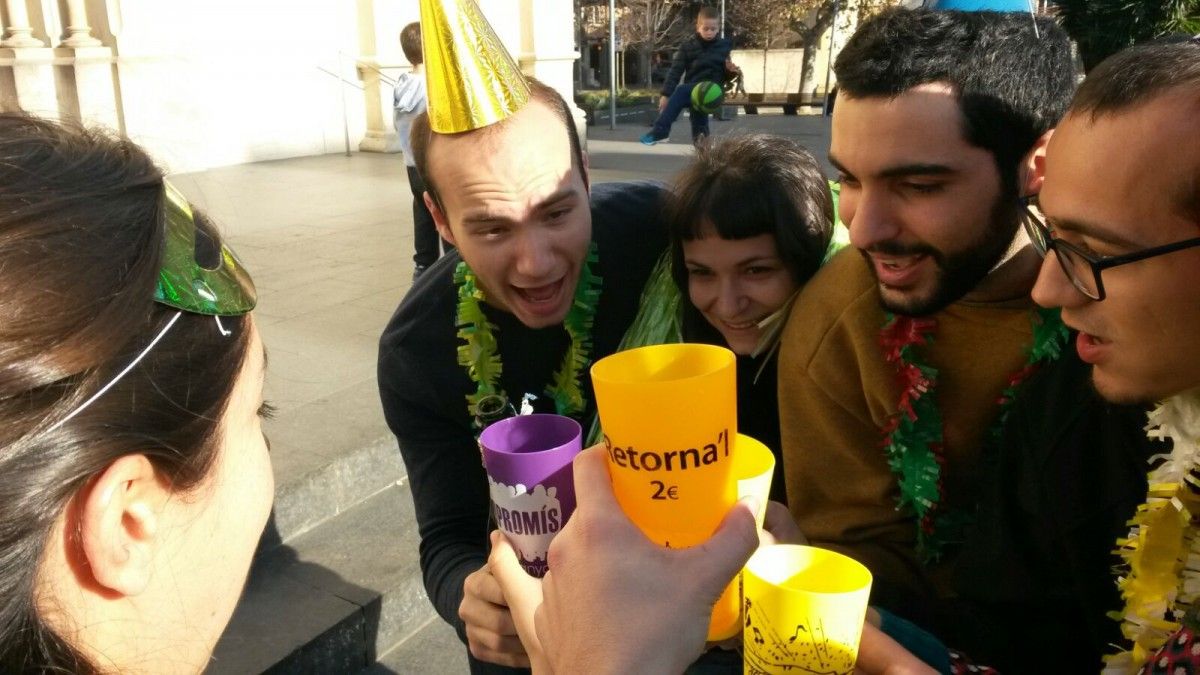 Un grup celebrant el Cap d'Any a les 12.00 hores a Cerdanyola