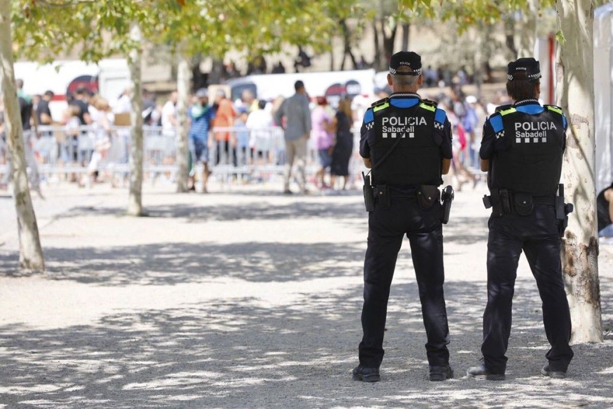 Dos agents de la Policia Municipal de Sabadell, a la fideuada de dissabte de Festa Major