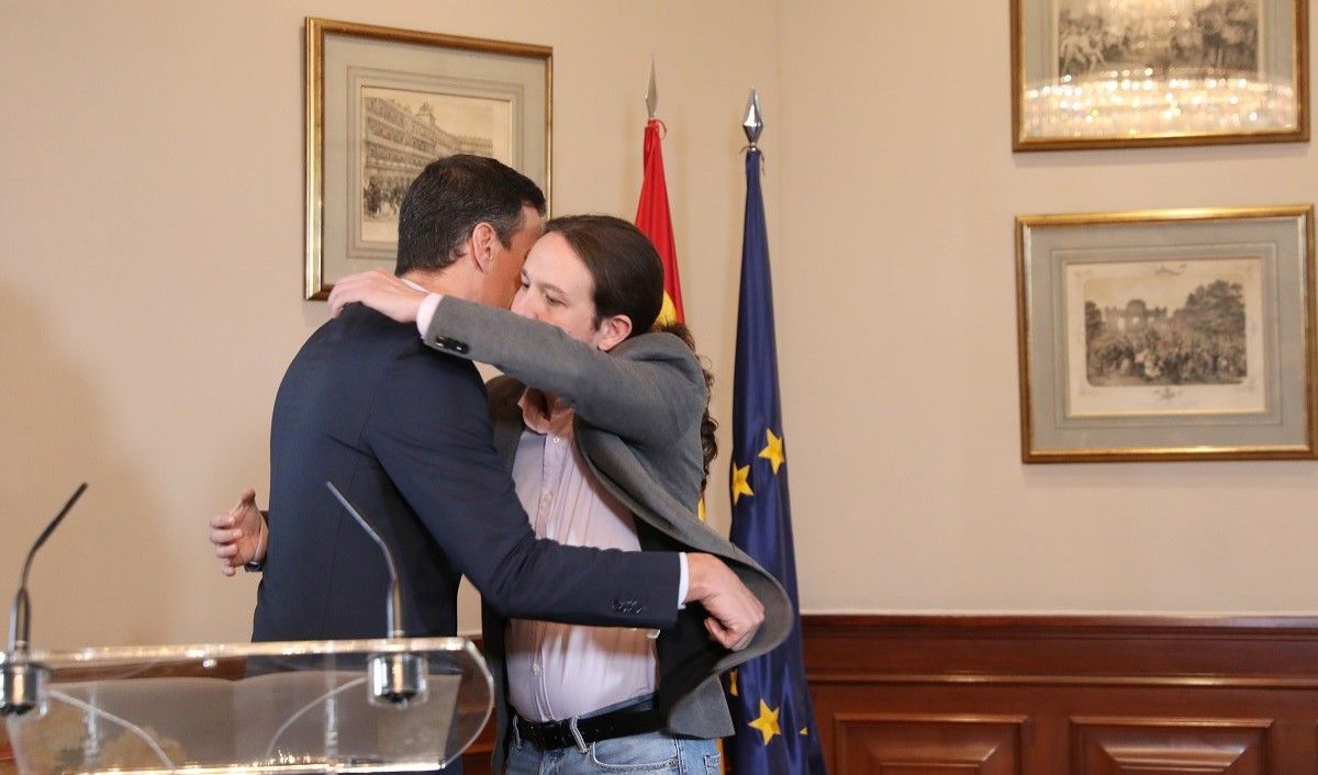 Pedro Sánchez i Pablo Iglesias, abraçant-se després de presentar el preacord de coalició