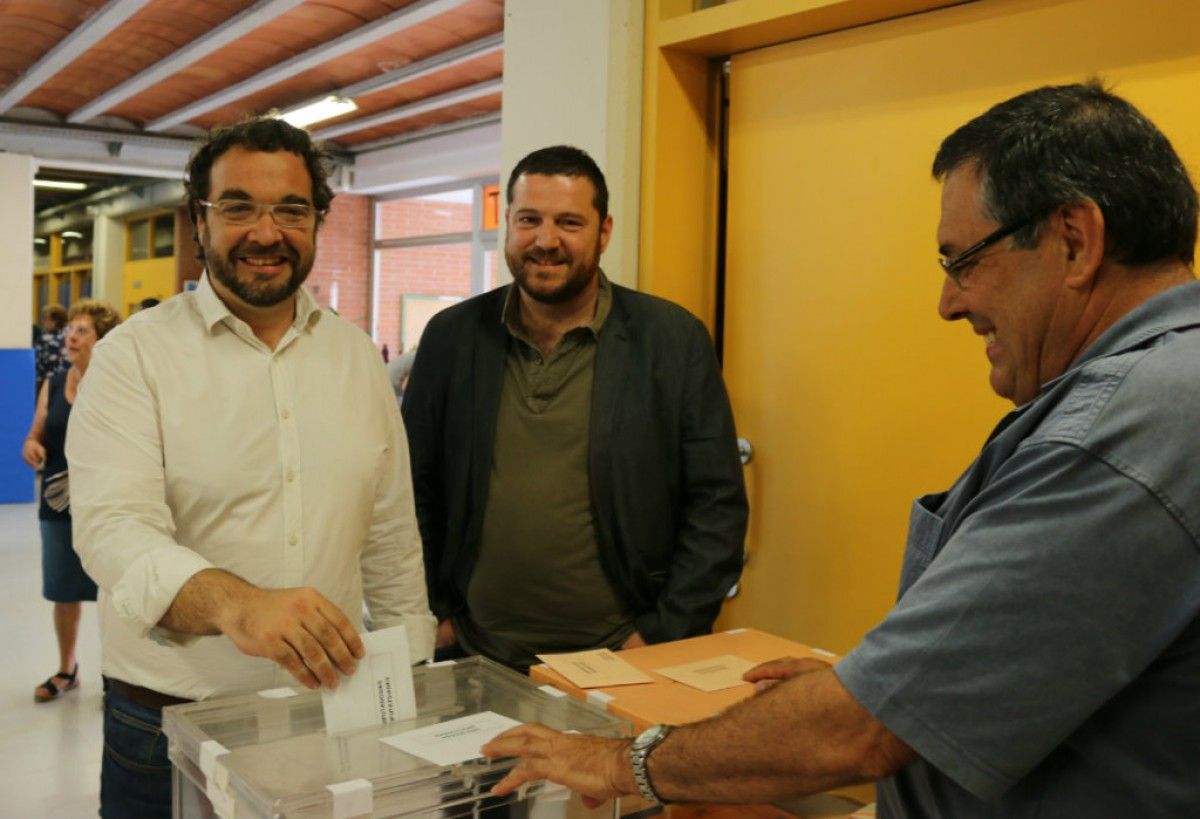 Juli Fernàndez, alcalde de Sabadell, exercint el seu dret a vot
