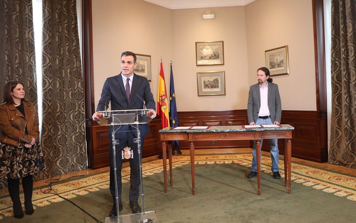 Pedro Sánchez, Pablo Iglesias i Adriana Lastra, durant la presentació del preacord de govern