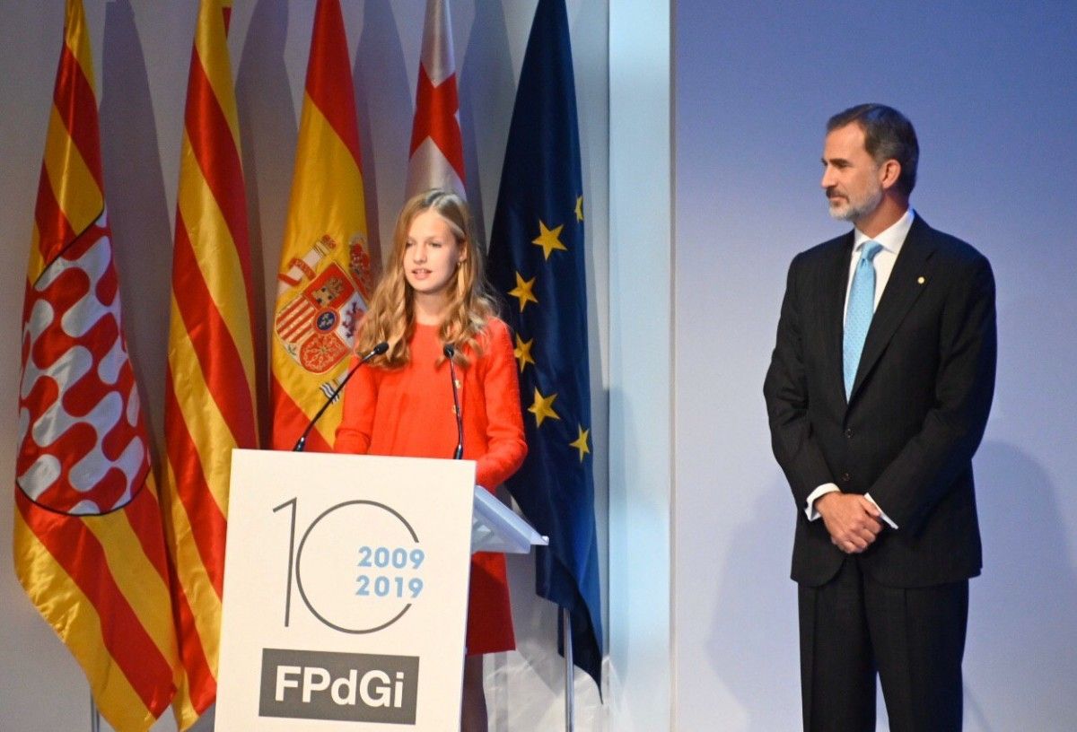 La princesa Elionor i el seu pare, Felip VI, en l'entrega de premis de la Fundació Princesa de Girona.