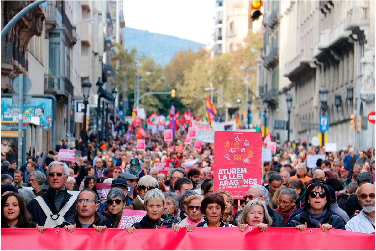 Una de les manifestacions contràries a la Llei Aragonès, omplint la Via Laietana de Barcelona