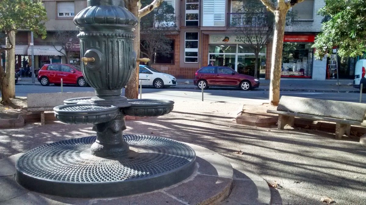 La font de la plaça Granados, arreglada i repintada