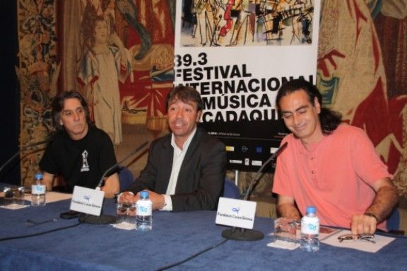 A l'esquerra, el director del festival, Saki Guillem, l'alcalde de Cadaqués, Joan Borrell, i el director de producció del festival, Xevi Fortuny. 