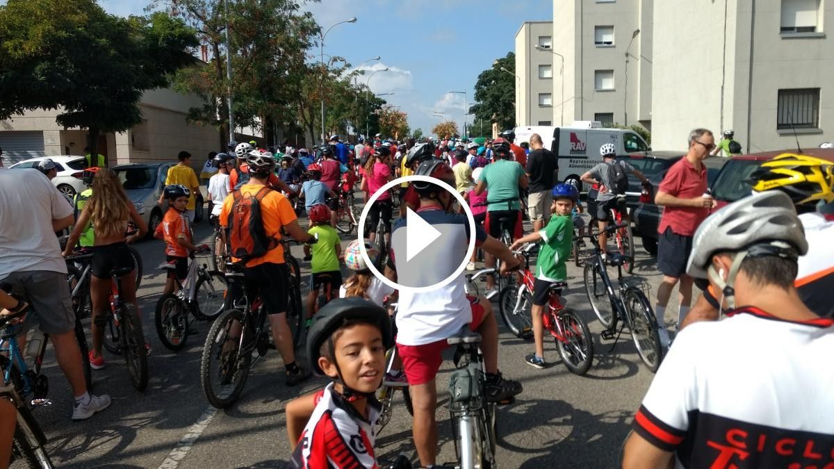 Tap al carrer de Les Antilles a la pedalada popular de Sabadell
