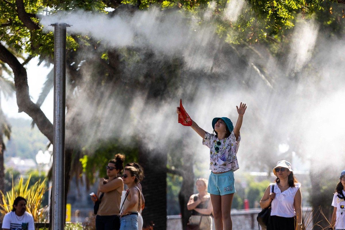 Gent refrescant-se a les illes climàtiques del Port Vell de Barcelona