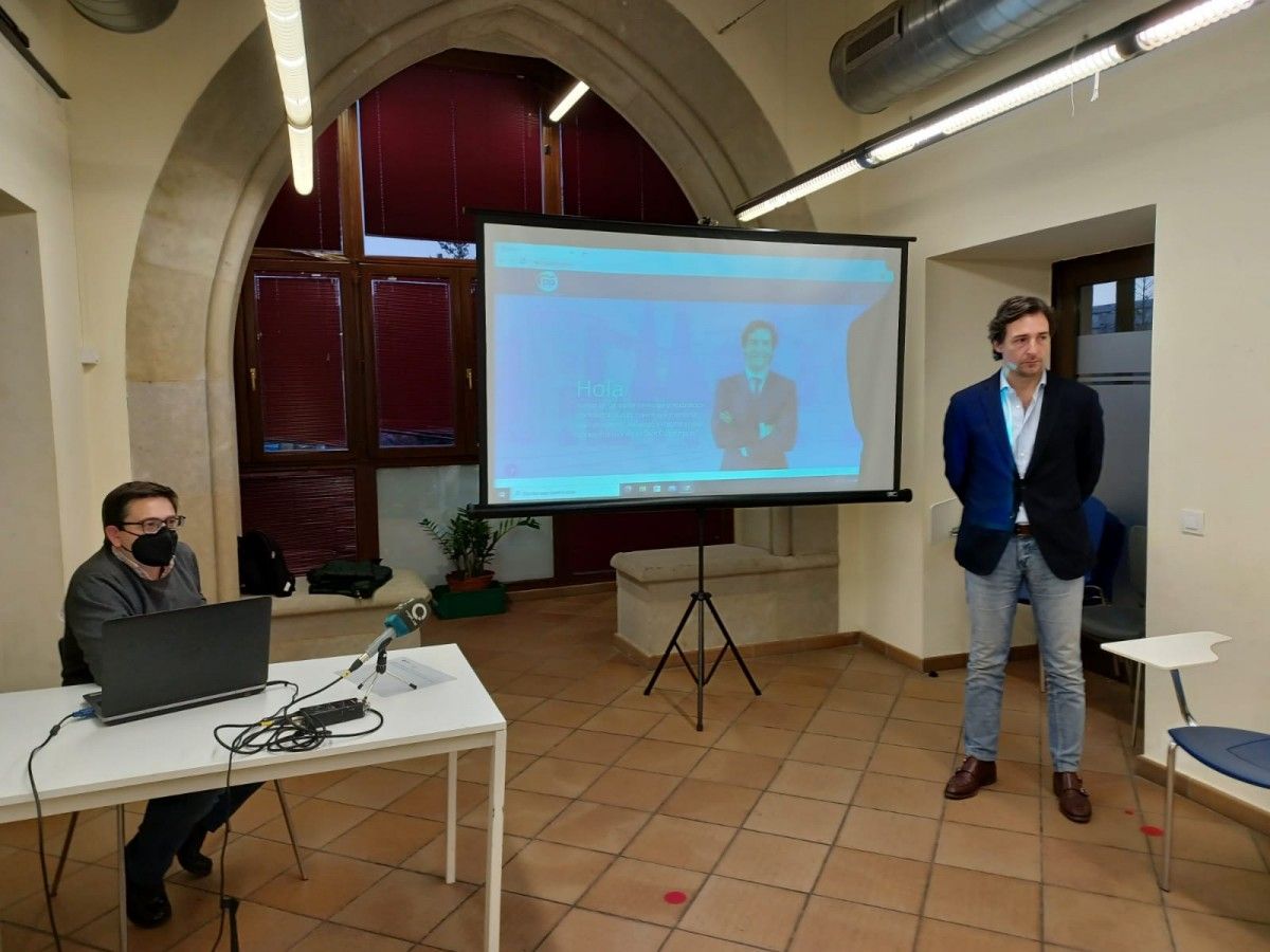 El Partit Popular presentant la seva nova web en un acte al Casal de Torreblanca