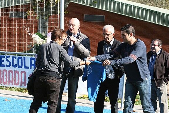 Ramon Orriols va rebre un homenatge sorpresa al camp de futbol del Ripoll.