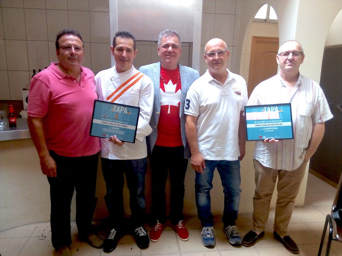 Els guanyadors del DesTapa't amb el president del Gremi d'Hosteleria, Jordi Roca