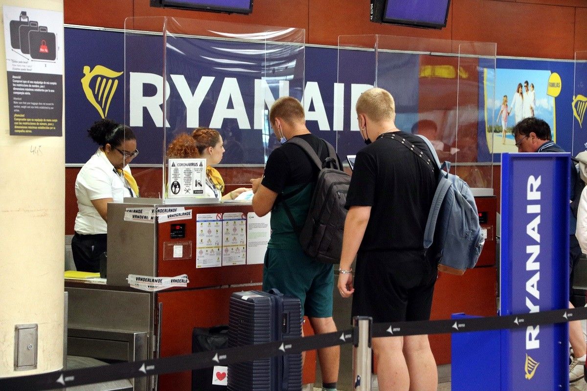 Passatgers de Ryanair al mostrador de l'aeroport del Prat