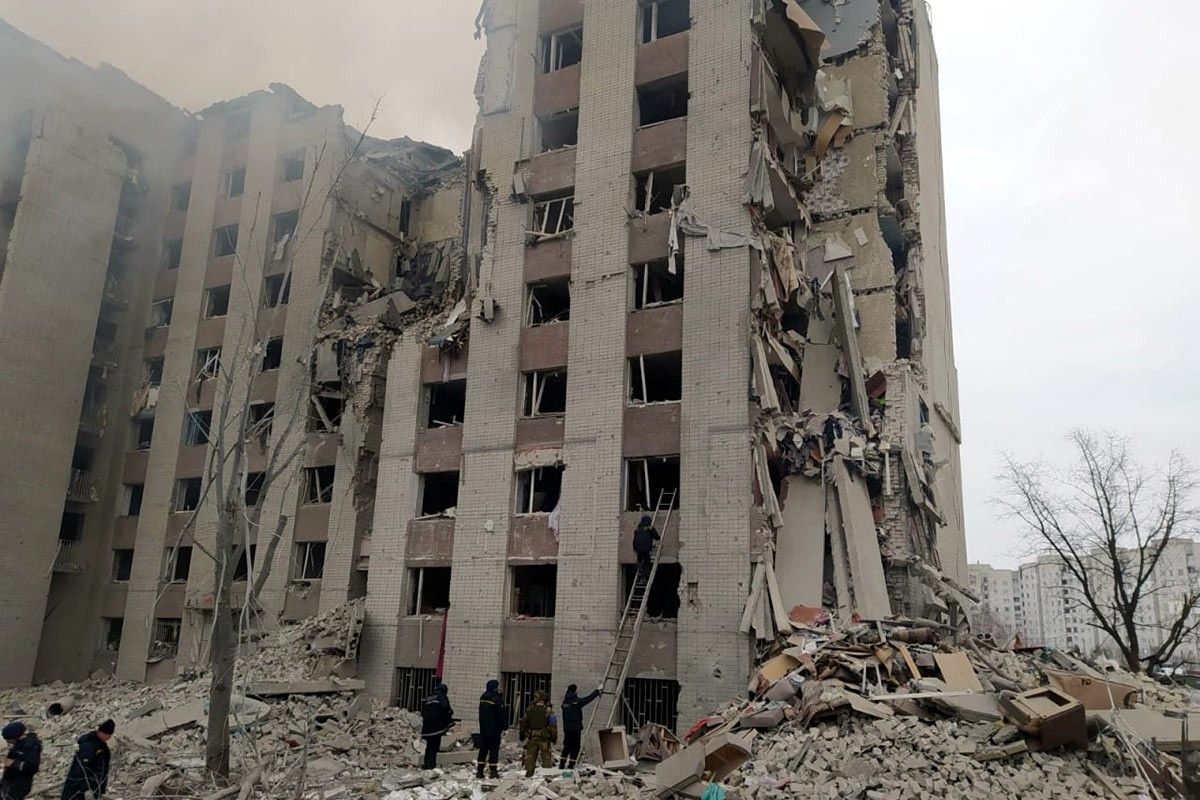 Un edifici destruït pels bombardejos, al nord de Kíiv