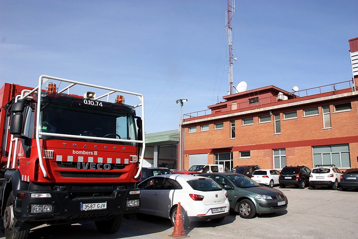 Un camió de Bombers de la Generalitat a la seu de Bellaterra, amb l'edifici al fons. 