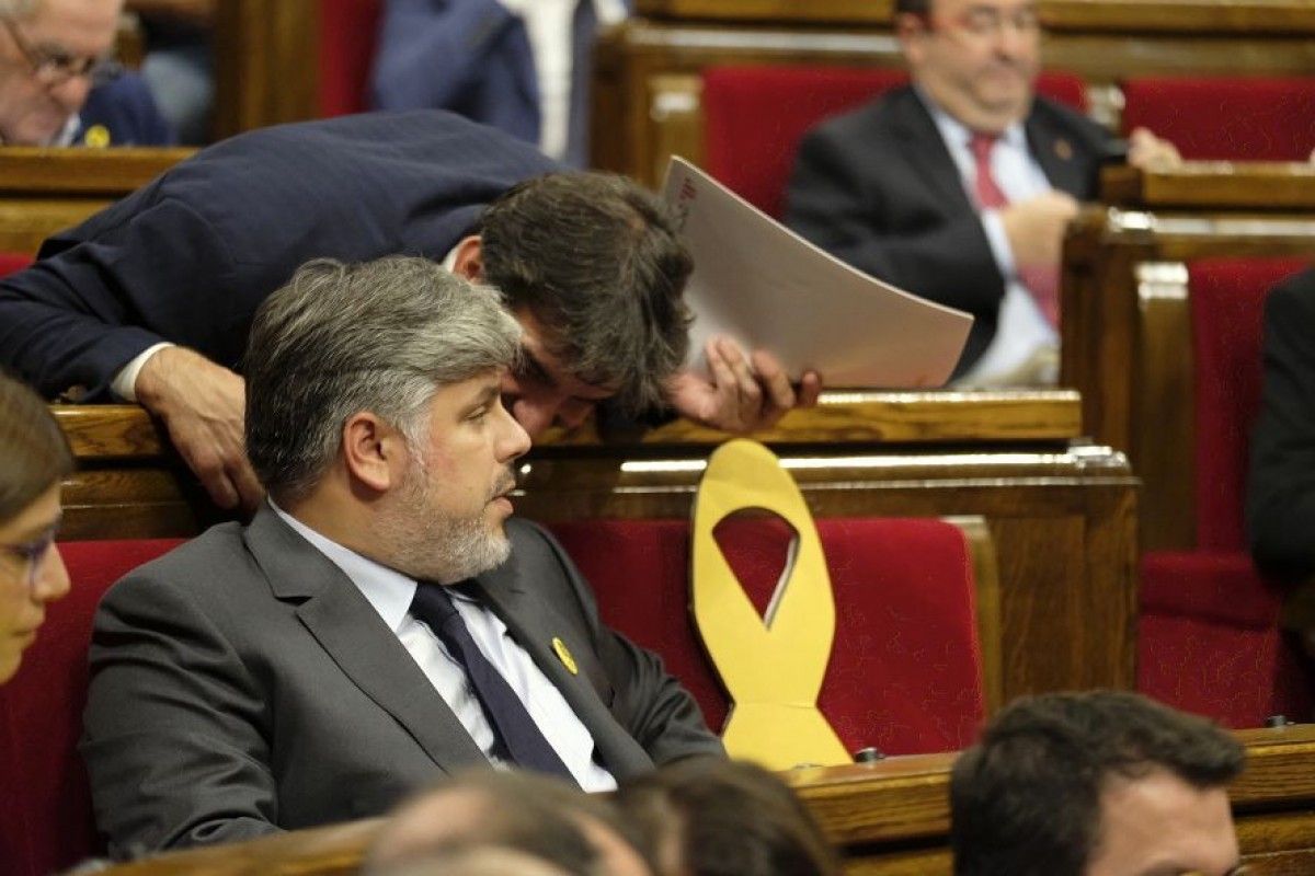 Sergi Sabrià i Albert Batet, en un ple del Parlament