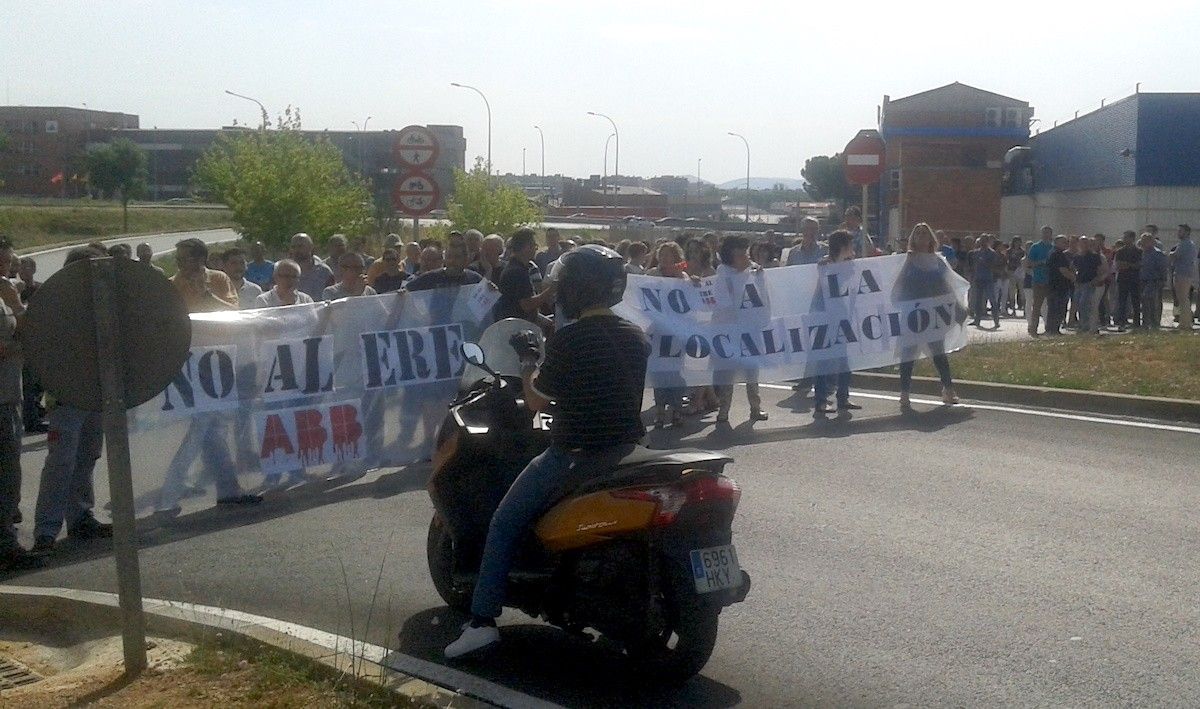 Protesta a la porta d'ABB a Sant Quirze