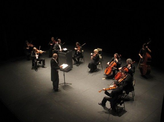 Orquestra de Cambra de l'Empordà durant un concert.