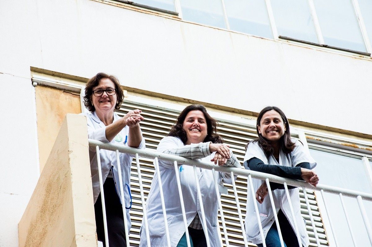 Raya, Romagosa i Romera al balcó del CAP Lluís Saye