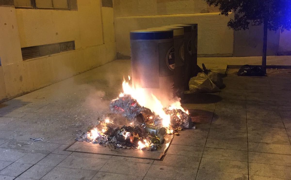 Contenidors en flames al centre de Sabadell.
