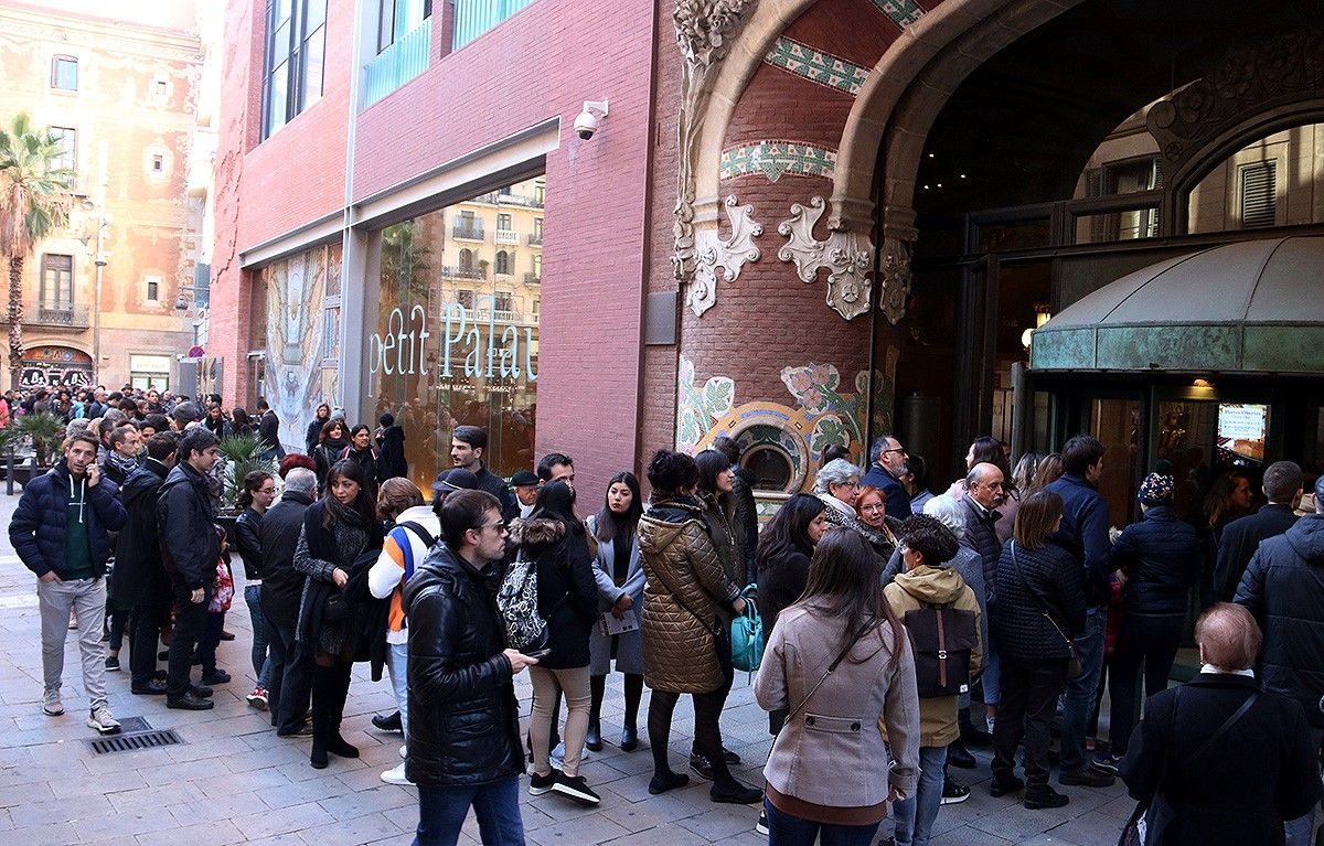 Cua de visitants que esperen per entrar al Palau de la Música en la jornada de portes obertes