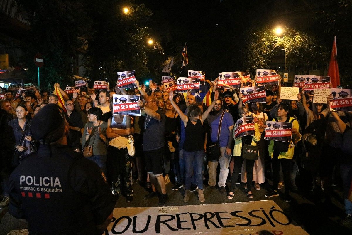 La concentració dels CDR davant la caserna de la Guàrdia Civil de Gràcia el 23 de setembre